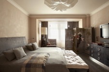 Фото интерьера спальни квартиры в стиле фьюжн с предметами искусства