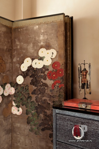 Фото детали интерьера квартиры в стиле фьюжн с предметами искусства