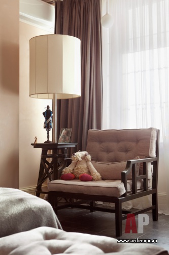 Фото интерьера спальни квартиры в стиле фьюжн с предметами искусства
