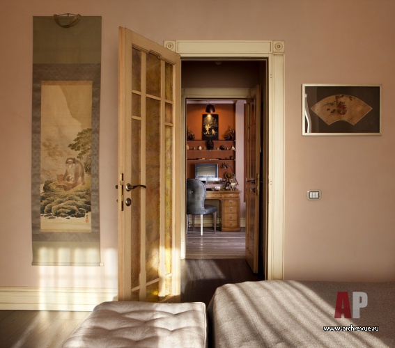 Фото интерьера спальни квартиры в стиле фьюжн с предметами искусства