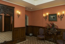 Фото интерьера входной зоны дома в классическом стиле