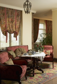 Фото интерьера гостиной дома в классическом стиле