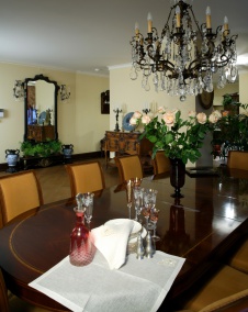 Фото интерьера столовой дома в классическом стиле