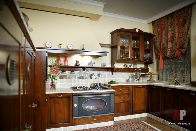 Фото интерьера кухни дома в классическом стиле