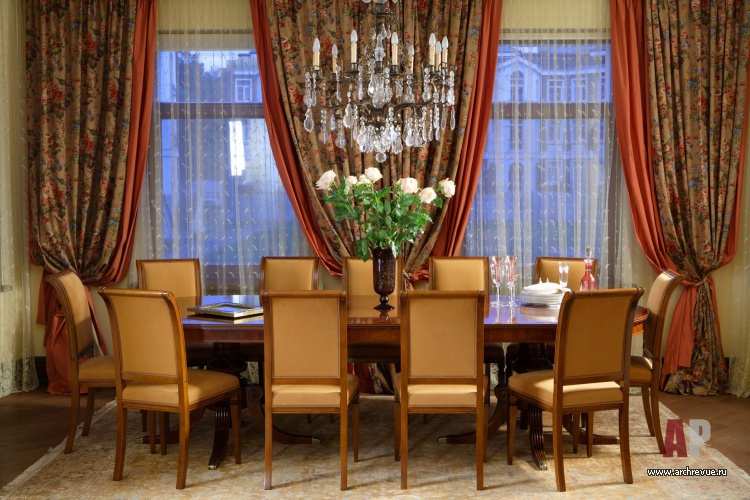 Фото интерьера столовой дома в классическом стиле