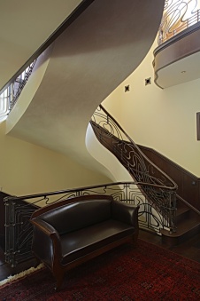 Фото интерьера лестничного холла дома в стиле модерн