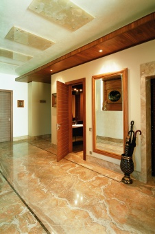 Фото интерьера входной зоны пентхауса в стиле неоклассика