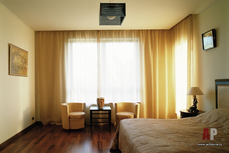 Фото интерьера спальни пентхауса в стиле неоклассика