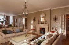 Фото интерьера гостиной загородного дома в стиле фьюжн