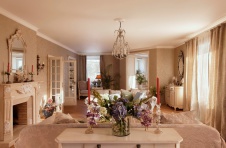 Фото интерьера каминной загородного дома в стиле фьюжн