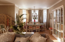 Фото интерьера столовой загородного дома в стиле фьюжн