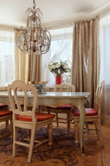 Фото интерьера столовой загородного дома в стиле фьюжн