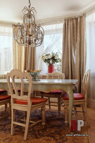Фото интерьера столовой загородного дома в стиле неоклассика