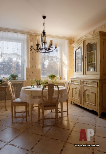Фото интерьера кухни загородного дома в стиле неоклассика