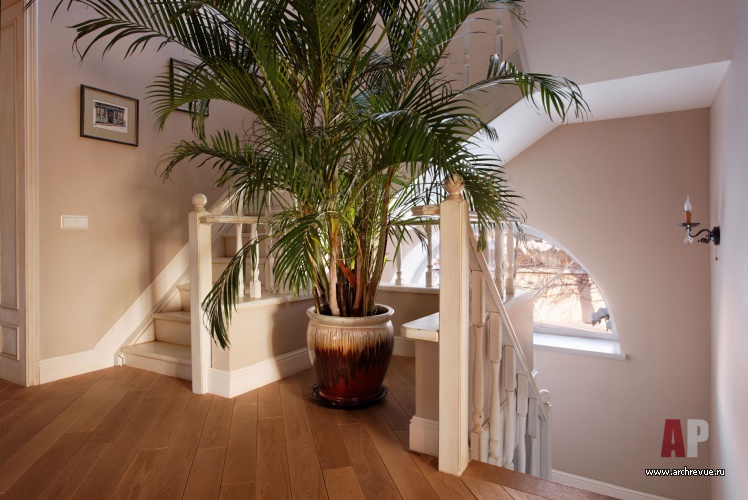 Фото интерьера лестничного холла загородного дома в стиле неоклассика