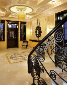 Фото интерьера входной зоны трехэтажного дома в стиле ар-деко