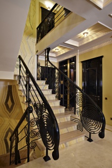 Фото интерьера лестничного холла трехэтажного дома в стиле ар-деко