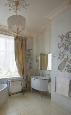 Фото интерьера санузла трехэтажного дома в стиле ар-деко