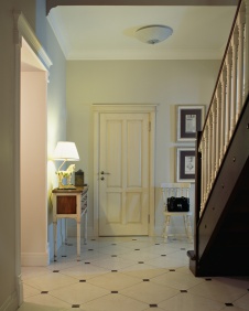 Фото интерьера входной зоны дома в классическом стиле