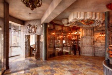 Фото интерьера входной зоны развлекательного комплекса в стиле китч