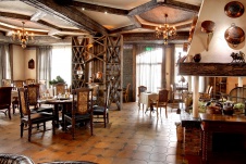 Фото интерьера зала ресторана развлекательного комплекса в стиле китч