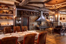 Фото интерьера зала ресторана развлекательного комплекса в стиле китч