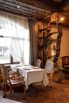 Фото интерьера зала ресторана развлекательного комплекса в стиле китч