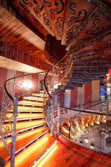 Фото лестницы развлекательного комплекса в стиле китч