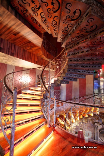 Фото лестницы развлекательного комплекса в стиле китч
