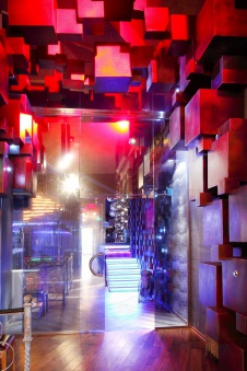 Фото интерьера входной зоны развлекательного комплекса в стиле китч
