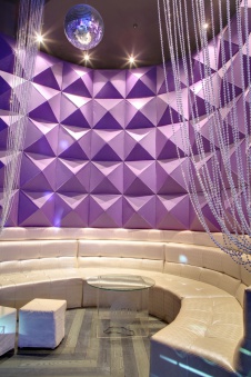 Фото интерьера клубной зоны развлекательного комплекса в стиле китч