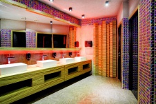 Фото интерьера санузла развлекательного комплекса в стиле китч