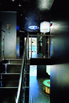 Фото интерьера лестницы магазина в современном стиле