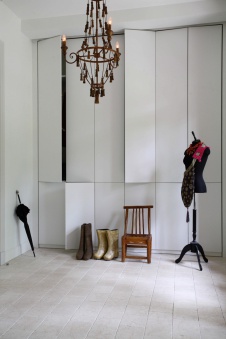 Фото интерьера входной зоны загородного дома в стиле фьюжн