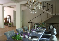 Фото интерьера столовой загородного дома в стиле фьюжн