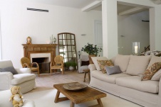 Фото интерьера гостиной загородного дома в стиле фьюжн