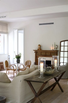 Фото интерьера каминной загородного дома в стиле фьюжн