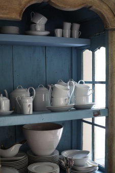 Фото детали столовой загородного дома в стиле фьюжн