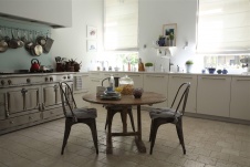 Фото интерьера кухни загородного дома в стиле фьюжн