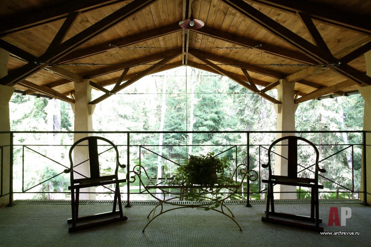 Фото интерьера балкона загородного дома в стиле фьюжн