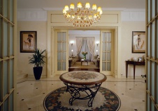 Фото интерьера входной зоны трехэтажного дома в классическом стиле