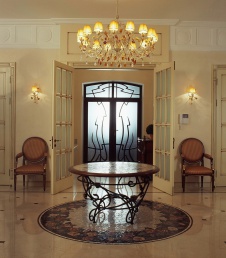 Фото интерьера входной зоны трехэтажного дома в классическом стиле