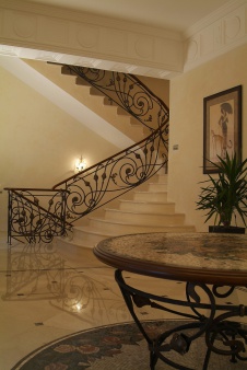 Фото лестницы трехэтажного дома в классическом стиле