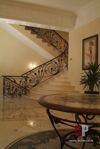 Фото лестницы трехэтажного дома в классическом стиле