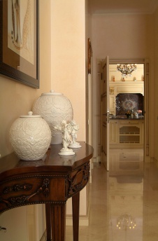 Фото интерьера коридора трехэтажного дома в классическом стиле