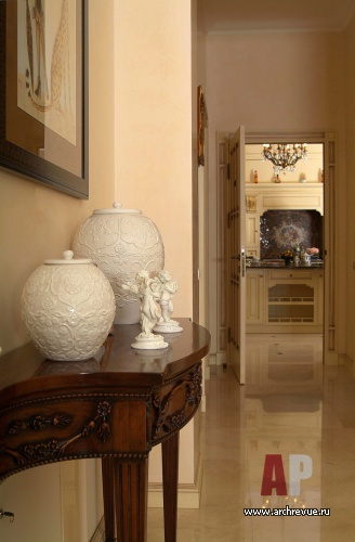 Фото интерьера коридора трехэтажного дома в классическом стиле