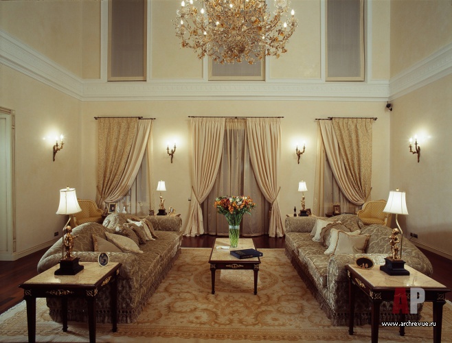 Фото интерьера гостиной трехэтажного дома в классическом стиле