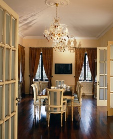 Фото интерьера столовой трехэтажного дома в классическом стиле