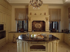 Фото интерьера кухни трехэтажного дома в классическом стиле