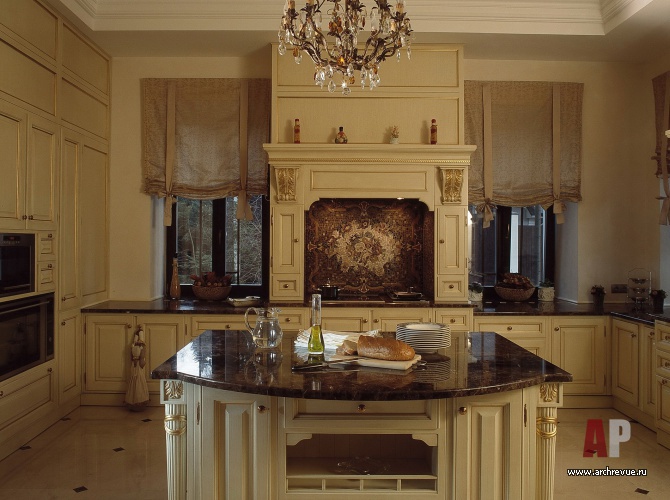 Фото интерьера кухни трехэтажного дома в классическом стиле
